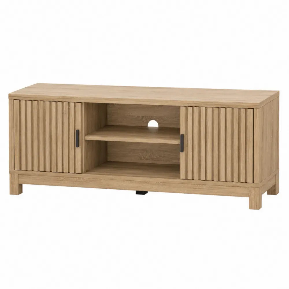 mueble para TV y centro de entretenimiento en madera natural con puertas acanaladas y estante abierto estructura de MDF y patas de madera diseño moderno sin medidas especificadas