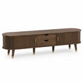 mueble para TV de MDF chapado en madera de nogal con puertas acanaladas y cajones color nogal oscuro con detalles dorados forma rectangular 180 cm largo 40 cm profundidad 55 cm altura patas de madera maciza