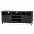 mueble para TV de MDF con recubrimiento de melamina color negro con puertas acanaladas y estantes abiertos forma rectangular 180 cm longitud 40 cm profundidad 55 cm altura patas metálicas negras con detalles dorados