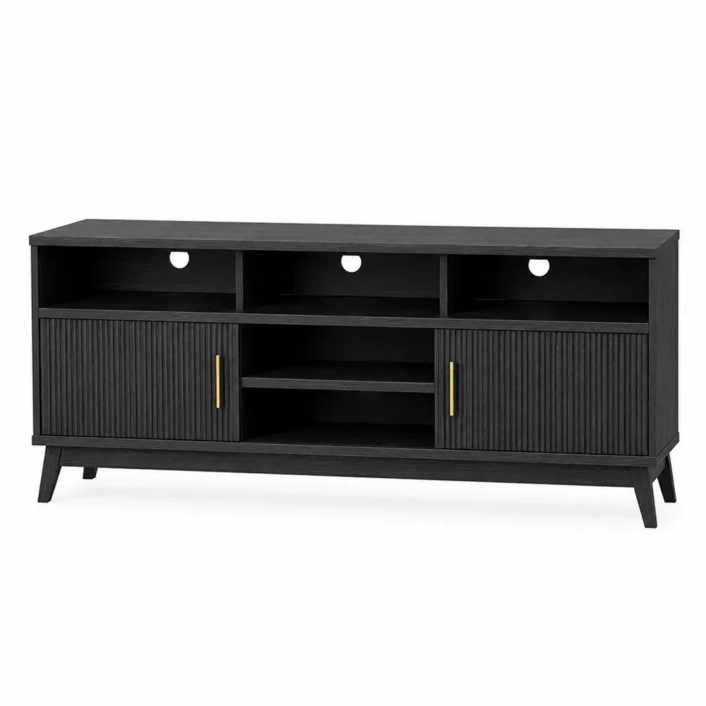 mueble para TV de MDF con recubrimiento de melamina color negro con puertas acanaladas y estantes abiertos forma rectangular 180 cm longitud 40 cm profundidad 55 cm altura patas metálicas negras con detalles dorados