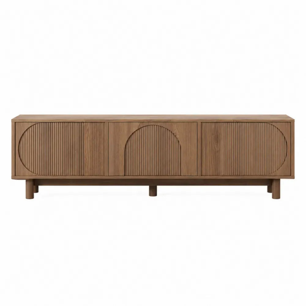 Mueble TV bajo rectangular de MDF acabado roble natural con puertas acanaladas y diseño arqueado 180 x 40 x 50 cm